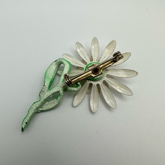 Vintage 1960s Flower Pin Vintage 60s White Daisy Enameled Flower Brooch - Picture 2 of 6